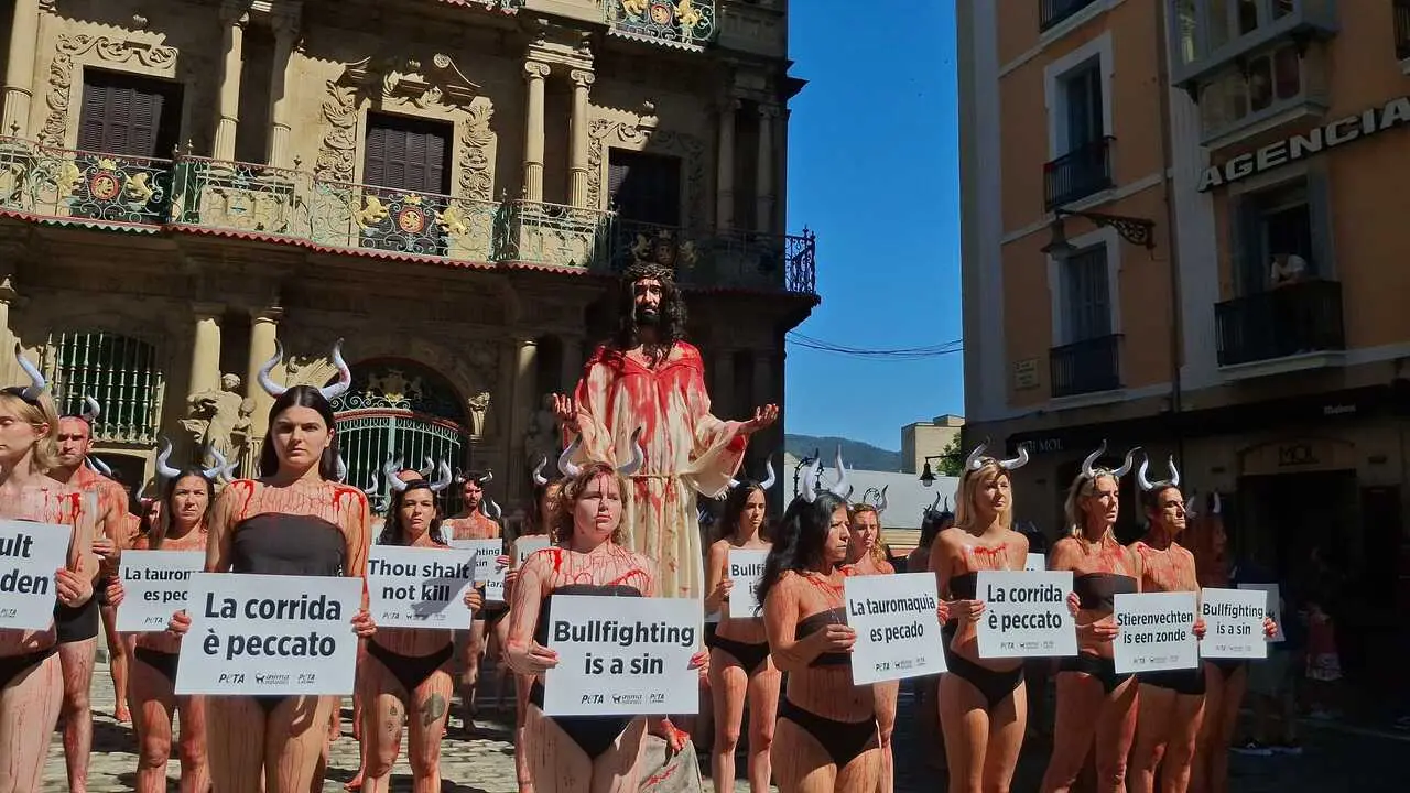 Protesta de AnimaNaturalis y PETA en contra de la tauromaquia en v&iacute;speras de las fiestas de San Ferm&iacute;n.