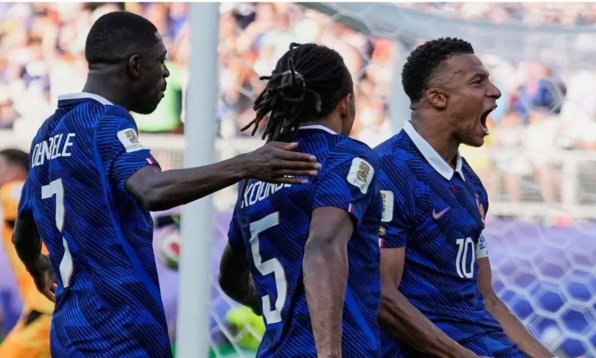Kylian Mbapp&eacute; de penalti desatasca a Francia ante Paraguay y mantiene su pulso goleador con Messi