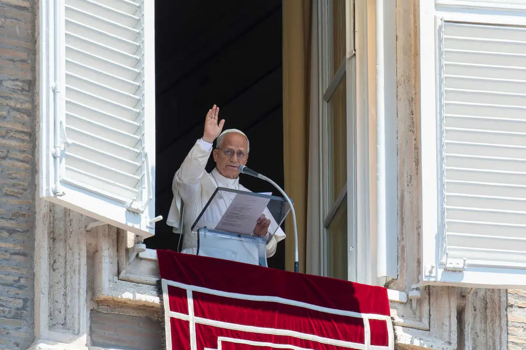 El Papa Le&oacute;n XIV saluda a la multitud durante el &Aacute;ngelus desde el balc&oacute;n de la Plaza de San Pedro.