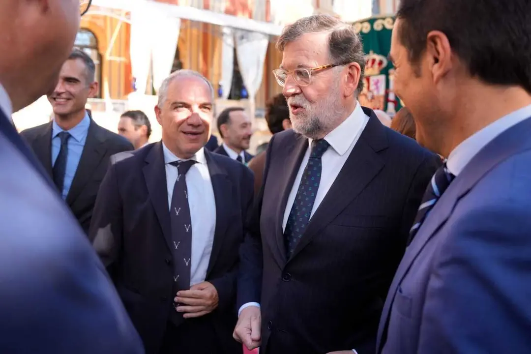 El&iacute;as Bendodo con el expresidente del Gobierno de Espa&ntilde;a Mariano Rajoy en la toma de posesi&oacute;n de Juanma Moreno como presidente de la Junta de Andaluc&iacute;a.