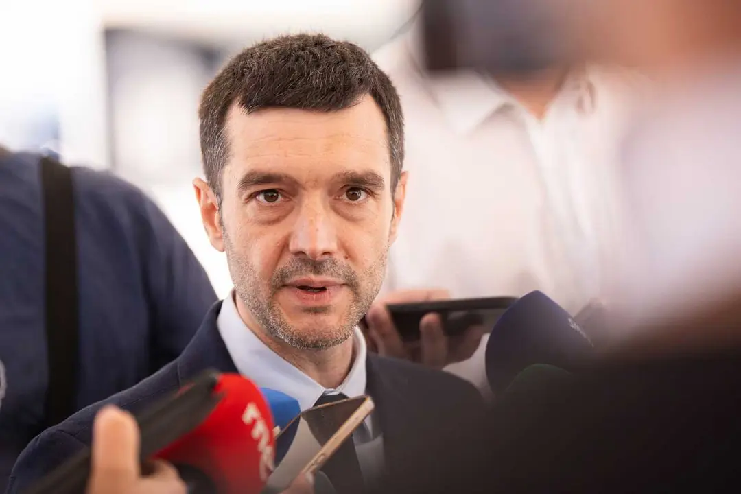 El ministro de Consumo y Agenda 2030, Pablo Bustinduy, durante el encuentro con los medios de comunicaci&oacute;n y rueda de prensa posterior, a 3 de julio de 2026, en Avil&eacute;s, Asturias (Espa&ntilde;a). La ministra de Inclusi&oacute;n, Seguridad Social y Migraciones, Elma Saiz