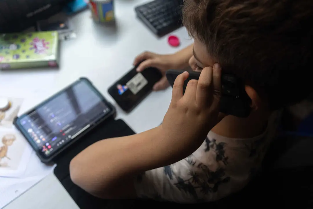 Archivo - Un ni&ntilde;o usa el tel&eacute;fono m&oacute;vil y una tablet, a 18 de octubre de 2023, en Madrid (Espa&ntilde;a). Seg&uacute;n la Vanguardia, en Espa&ntilde;a se estima que el 21% de los adolescentes es adicto a la red y casi la mitad reconoce que tiene 'un contacto activo' cada 15 m