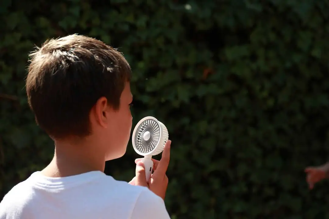 Un joven se refresca durante la ola de calor. A 05 de julio de 2026, en Sevilla (Andaluc&iacute;a, Espa&ntilde;a). 