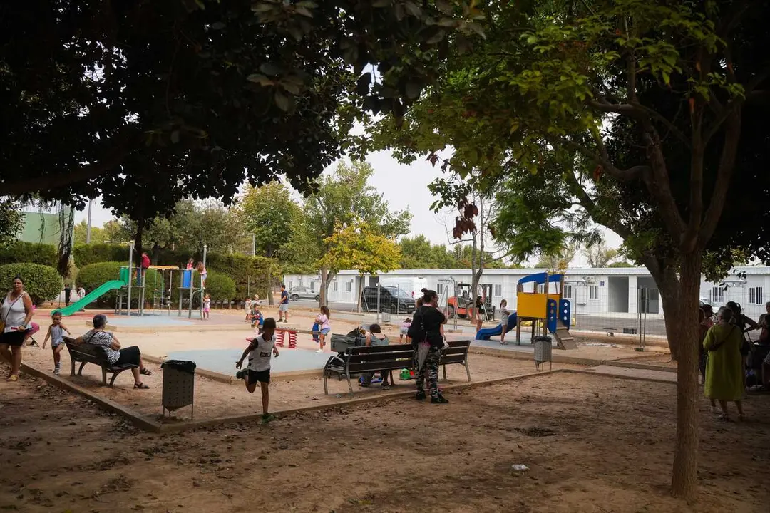 Archivo - Ni&ntilde;os jugando en un parque.