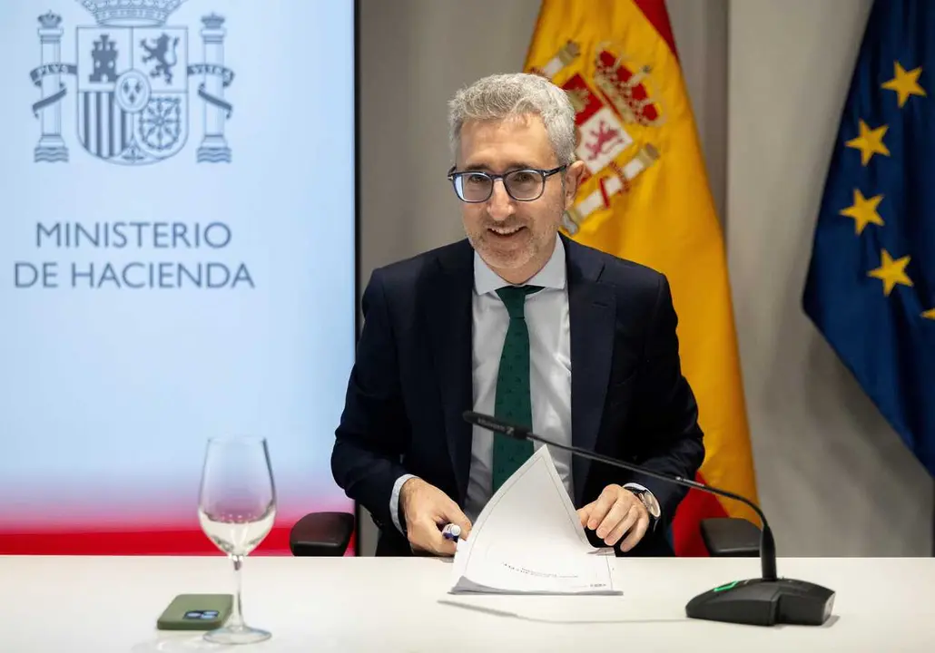 El ministro de Hacienda, Arcadi Espa&ntilde;a, ofrece una rueda de prensa tras una reuni&oacute;n del Consejo de Pol&iacute;tica Fiscal y Financiera (CPFF) en el Ministerio de Hacienda, a 6 de julio de 2026, en Madrid (Espa&ntilde;a). El Ministerio convoca este lunes a las Comunidad