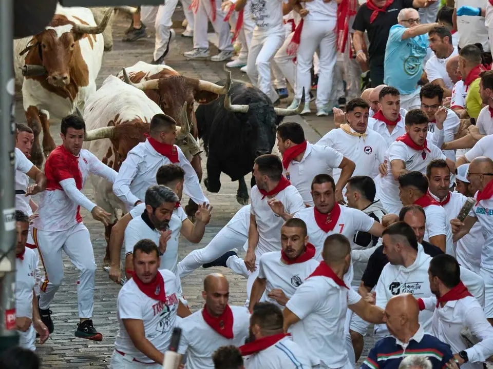 tramo de plaza del ayuntamiento durante el primer encierro de los Sanfermines de 2026, a 7 de julio de 2026, en Pamplona, Navarra (Espa&ntilde;a). Los toros de la ganader&iacute;a de Fuente Ymbro vuelven a ser los protagonistas del primer encierro de las fiestas de San Ferm&iacute;n.