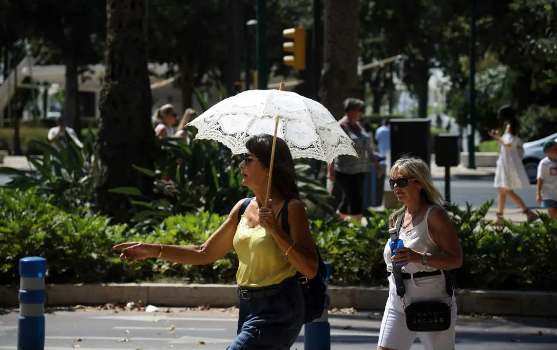 Vecinos y visitantes de M&aacute;laga bajo los efectos de la segunda ola de calor. A 6 de julio de 2026 en M&aacute;laga (Andaluc&iacute;a, Espa&ntilde;a). 
