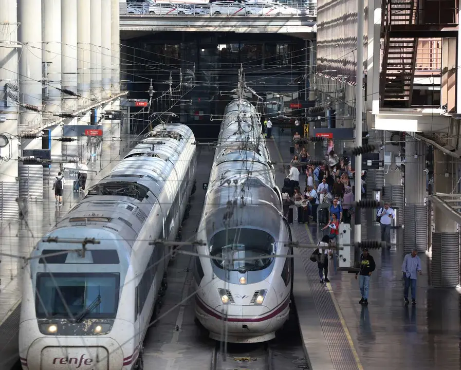 Viajeros en un anden en la Estaci&oacute;n Madrid-Puerta de Atocha-Almudena Grandes, a 3 de julio de 2026, en Madrid