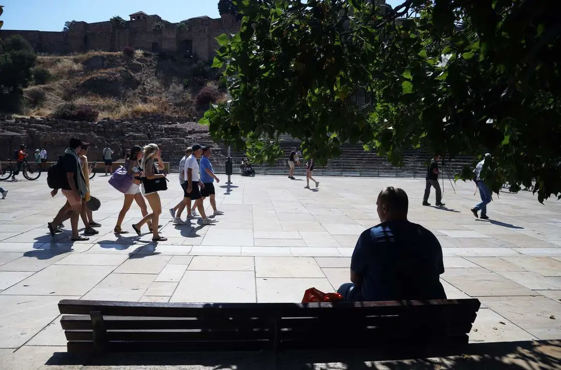 Vecinos y visitantes de M&aacute;laga bajo los efectos de la segunda ola de calor. A 6 de julio de 2026 en M&aacute;laga (Andaluc&iacute;a, Espa&ntilde;a).