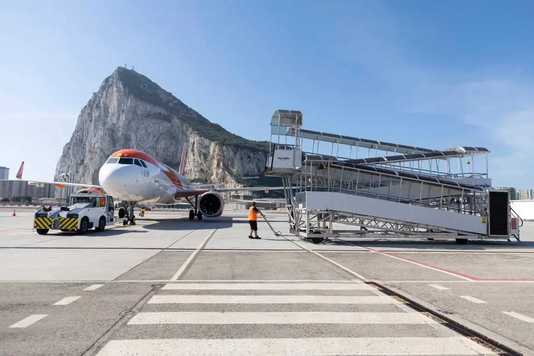 Archivo - Vista del aeropuerto de Gibraltar con el Pe&ntilde;&oacute;n al fondo.