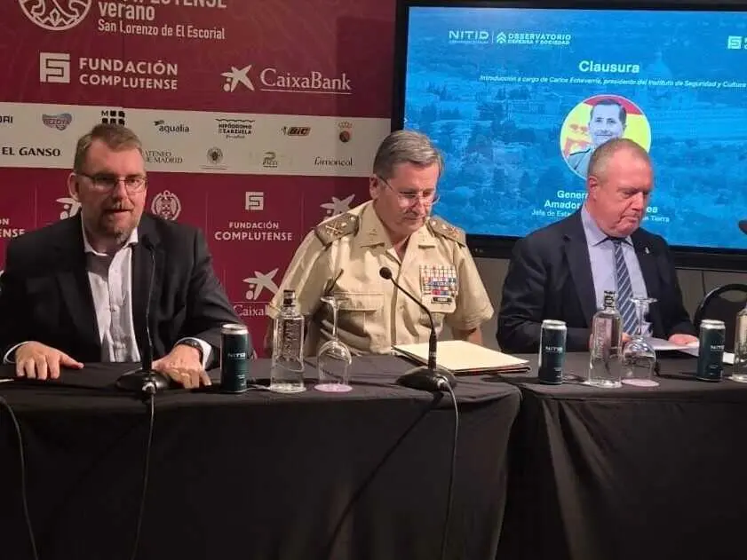 El Jefe de Estado Mayor del Ej&eacute;rcito de Tierra (JEME), general de ej&eacute;rcito Amador Ense&ntilde;at y Berea, durante la clausura de uno de los Cursos de Verano de la Universidad Complutense de Madrid en San Lorenzo de El Escorial.