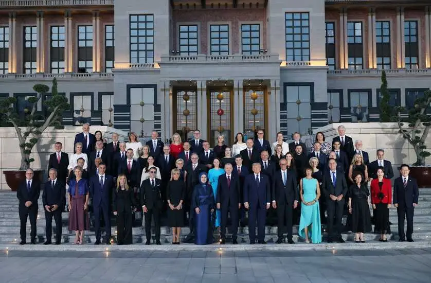 Foto de familia de la  cena oficial que ofrece el presidente de la Rep&uacute;blica de Turqu&iacute;a, Recep Tayyip Erdogan, a los participantes en la Cumbre de la OTAN
