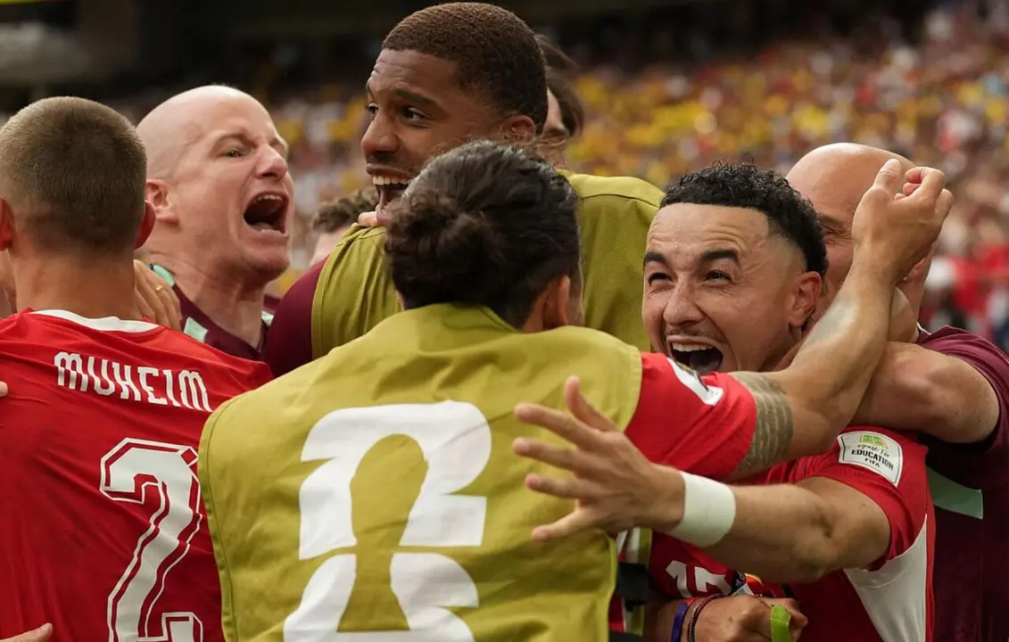 Suiza celebra su victoria ante Colombia