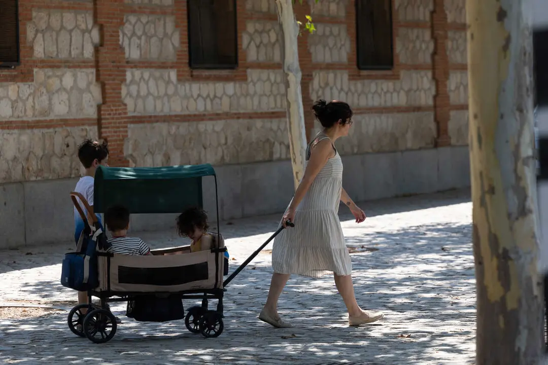Varias personas caminan por la sombra, a 6 de julio de 2026, en Madrid (Espa&ntilde;a). 