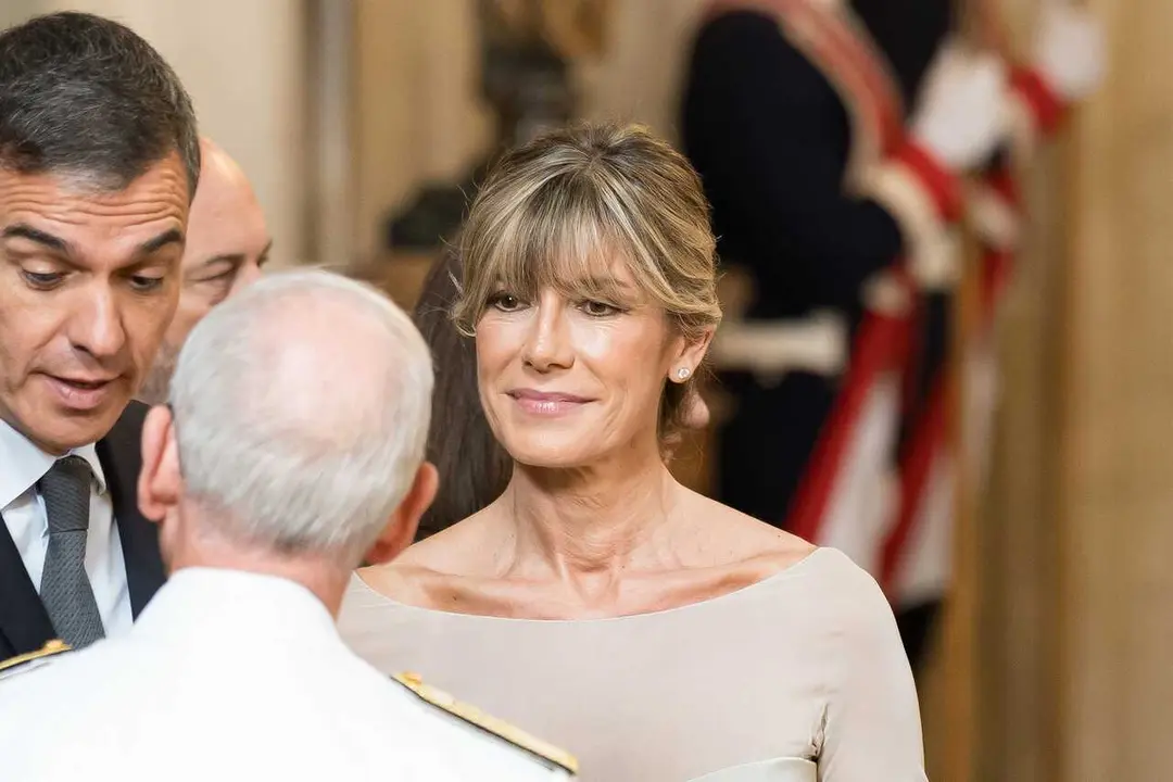 Archivo - El presidente del Gobierno, Pedro S&aacute;nchez, y su esposa, Bego&ntilde;a G&oacute;mez, durante la imposici&oacute;n de condecoraciones con ocasi&oacute;n del X aniversario de la Proclamaci&oacute;n de Su Majestad el Rey, en el Palacio Real, a 19 de junio de 2024, en Madrid (Espa&ntilde;a).