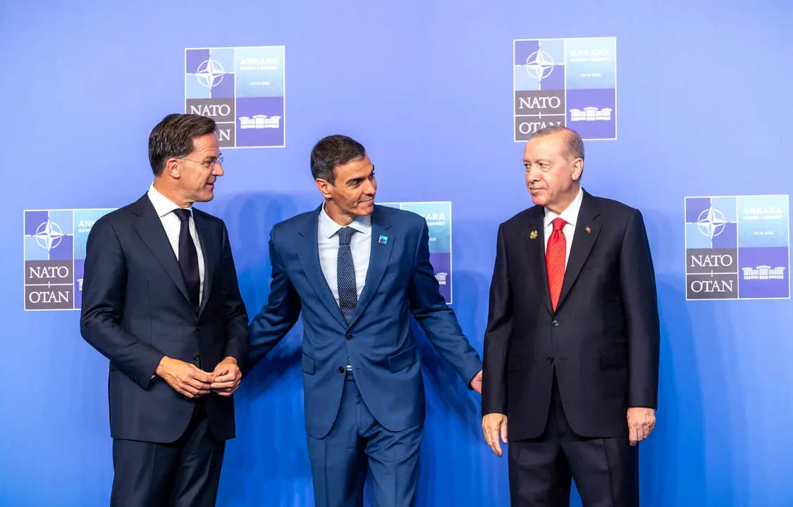 El presidente del Gobierno Pedro S&aacute;nchez, junto al secretario general de la OTAN, MArk Rutte y el presidente de Turqu&iacute;a, Recep Tayyip Erdogan.