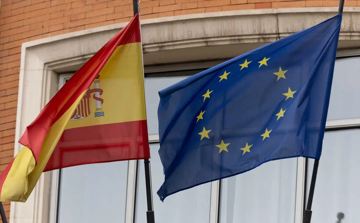 Archivo - Una bandera de la Uni&oacute;n Europea junto a una bandera de Espa&ntilde;a, a 3 de enero de 2024, en Madrid (Espa&ntilde;a). La bandera de la Uni&oacute;n Europea est&aacute; formada por 12 estrellas amarillas dispuestas en c&iacute;rculo sobre un fondo azul. Las estrellas representan 
