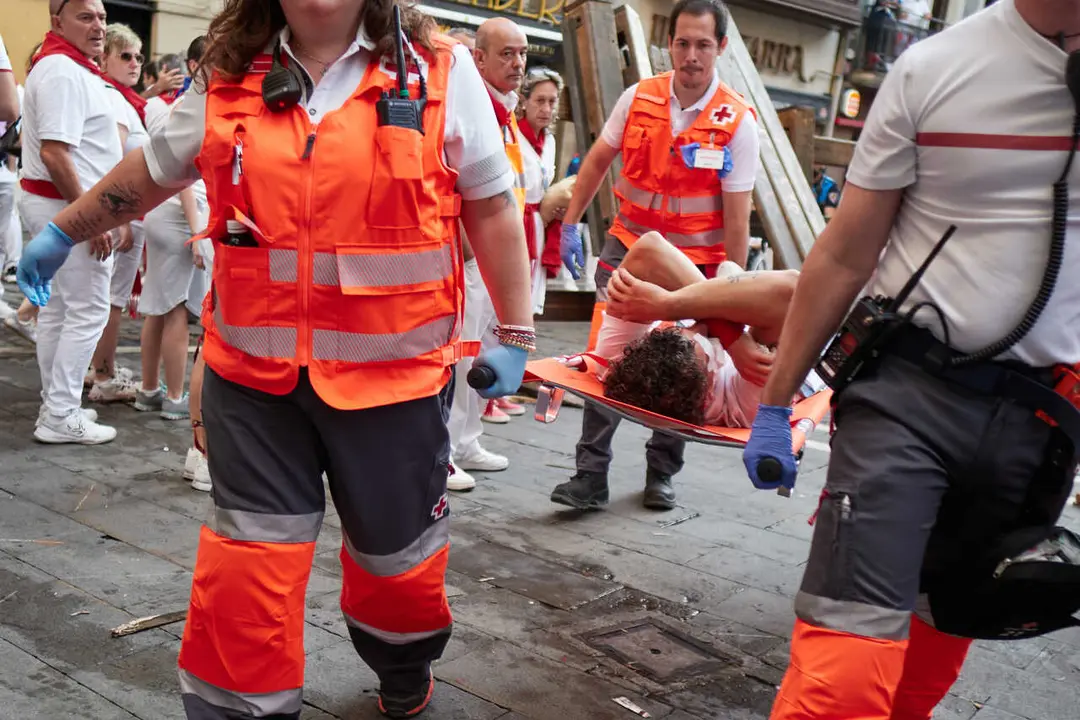 herido atendido por voluntarios de cruz roja en el tercer encierro de los Sanfermines de 2026, a 9 de julio de 2026, en Pamplona, Navarra (Espa&ntilde;a). En esta ocasi&oacute;n, el tercer encierro de las fiestas de San Ferm&iacute;n se ha realizado con toros de la ganader&iacute;a Victoriano del R&iacute;o.