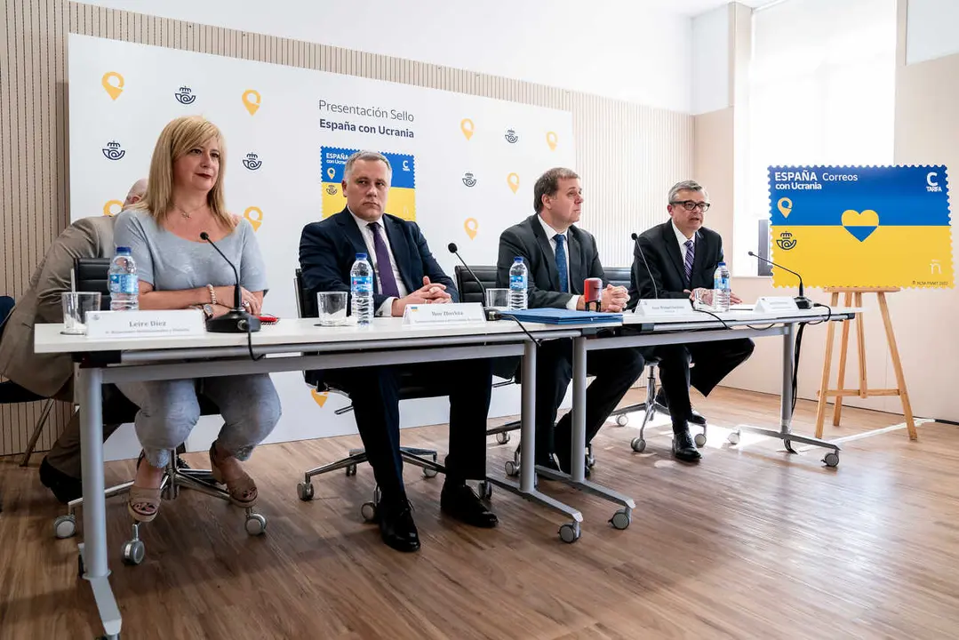 Archivo - La exdirectiva de Filatelia Leire D&iacute;ez (i) y el expresidente de Correos Juan Manuel Serrano (2d), durante la presentaci&oacute;n de un sello dedicado a Ucrania, a 30 de mayo de 2022, en Madrid (Espa&ntilde;a).