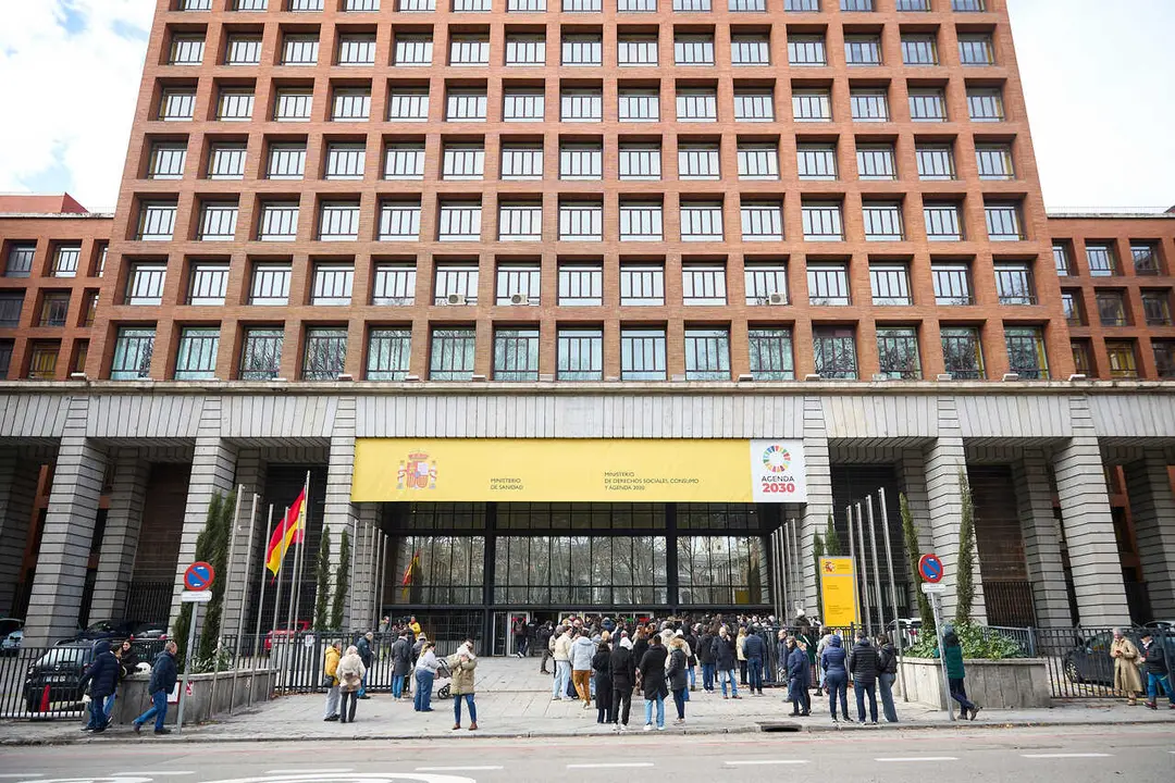 Archivo - La ministra de Sanidad atiende a los medios de comunicaci&oacute;n con motivo de las pruebas de Formaci&oacute;n Sanitaria Especializada, en el exterior del Ministerio de Sanidad, a 24 de enero de 2026, en Madrid (Espa&ntilde;a). Seg&uacute;n datos del Ministerio de Sanida