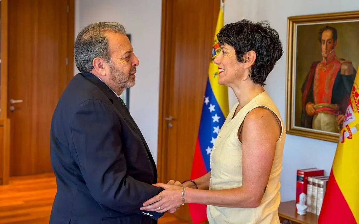 La ministra de Inclusi&oacute;n, Seguridad Social y Migraciones y portavoz del Gobierno, Elma Saiz, y el embajador de Venezuela, Timoteo Zambrano.