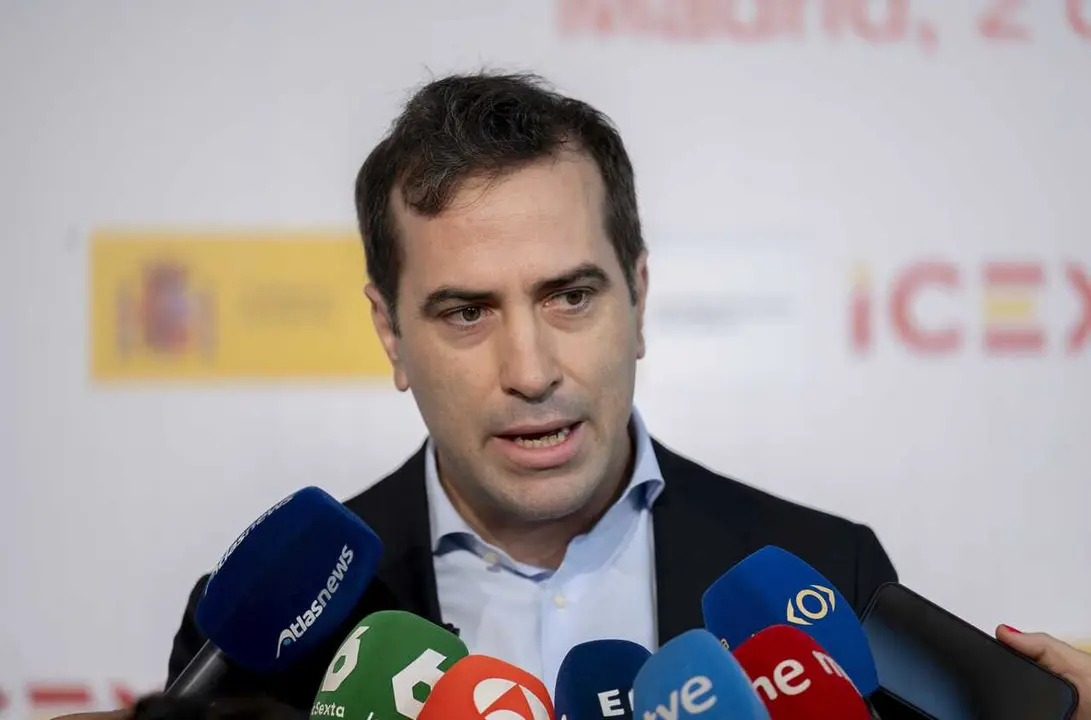 El vicepresidente primero y ministro de Econom&iacute;a, Comercio y Empresa, Carlos Cuerpo, atiende a los medios a su llegada a la tercera edici&oacute;n del Foro ICEX, en La Nave, a 2 de julio de 2026, en Madrid (Espa&ntilde;a)