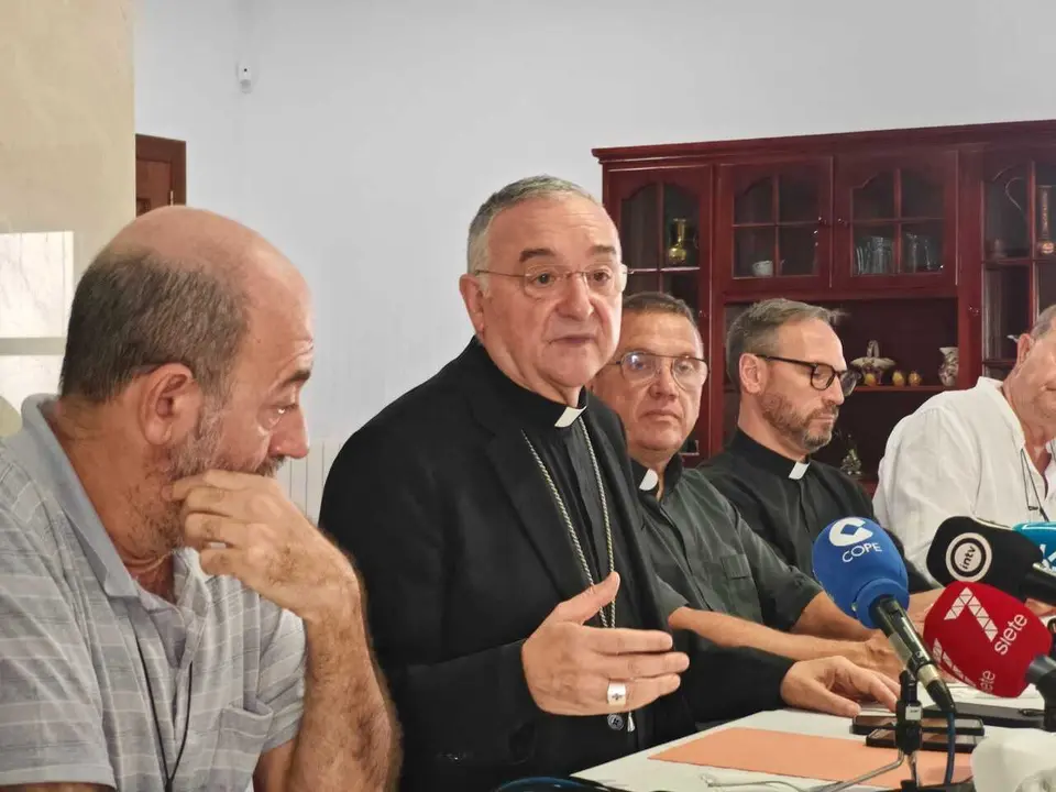 Archivo - El obispo de Almer&iacute;a, Antonio G&oacute;mez Cantero, en un encuentro con los medios.