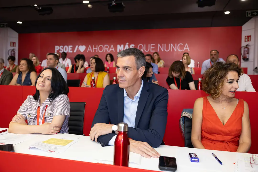 El presidente del Gobierno Pedro S&aacute;nchez, la vicesecretaria general, Mar&iacute;a Jes&uacute;s Montero (d), y la secretaria de organizaci&oacute;n, Rebeca Torr&oacute; Soler (i), durante la reuni&oacute;n del Comit&eacute; Federal del PSOE.