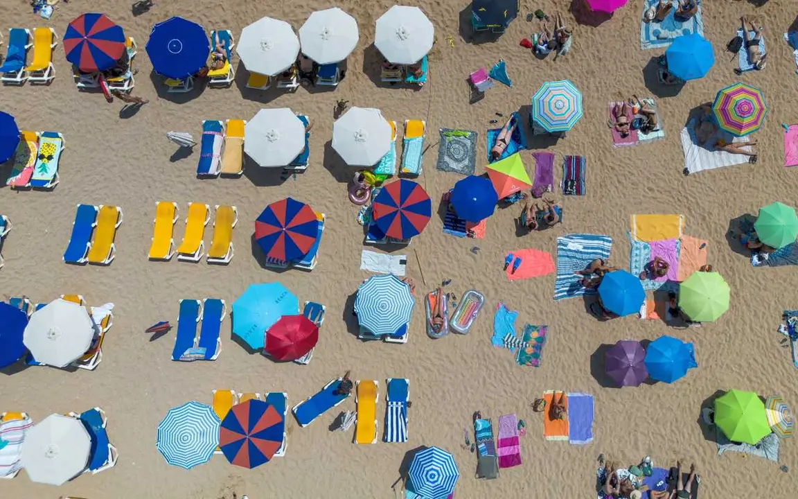 Archivo - Numerosas personas disfrutan de un d&iacute;a de playa en la Costa Brava, en Tossa de Mar, Girona, Catalu&ntilde;a (Espa&ntilde;a). 