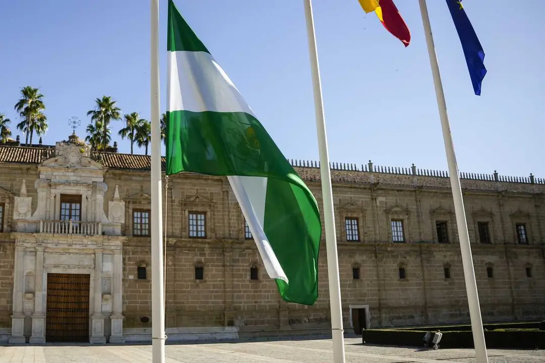 Archivo - La bandera de Andaluc&iacute;a ondea a media asta en el Parlamento andaluz. Imagen de archivo.