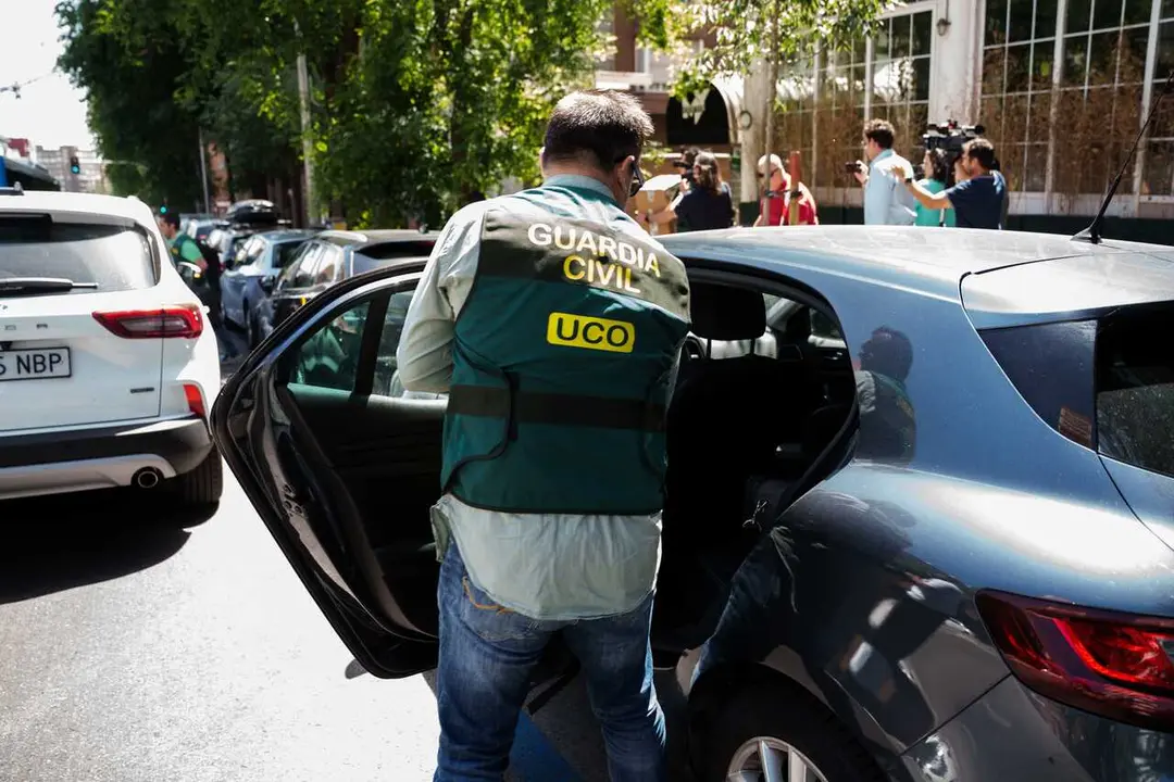 Archivo - Agentes de la Unidad Central Operativa (UCO) de la Guardia Civil acceden al domicilio del exvicepresidente de la Junta de Andaluc&iacute;a, Gaspar Zarr&iacute;as, a 27 de mayo de 2026, en Madrid (Espa&ntilde;a).