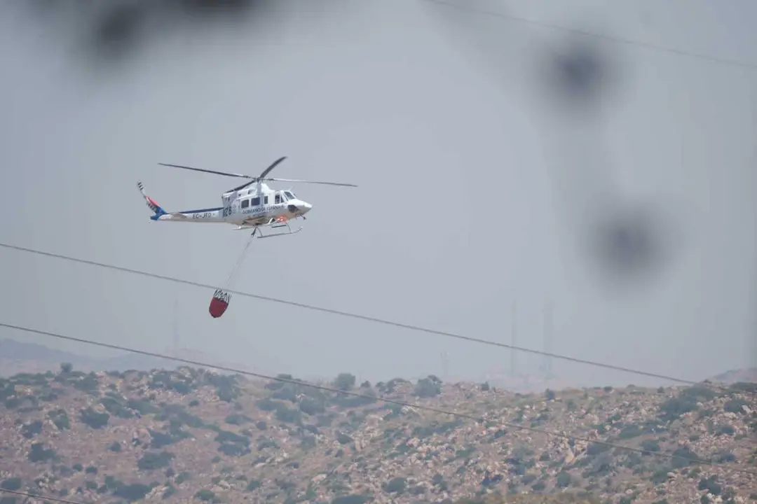 Medios a&eacute;reos trabajan en las labores de extinci&oacute;n del incendio forestal de los Gallardos (Almer&iacute;a).
