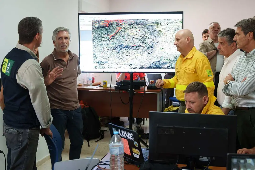 El ministro del Interior, Fernando Grande-Marlaska, junto al consejero de Presidencia, Sanidad y Emergencias, Antonio Sanz y el delegado del Gobierno de Espa&ntilde;a en Andaluc&iacute;a, Pedro Fern&aacute;ndez, visita el Puesto de Mando Avanzado del incendio de Los Gallardos