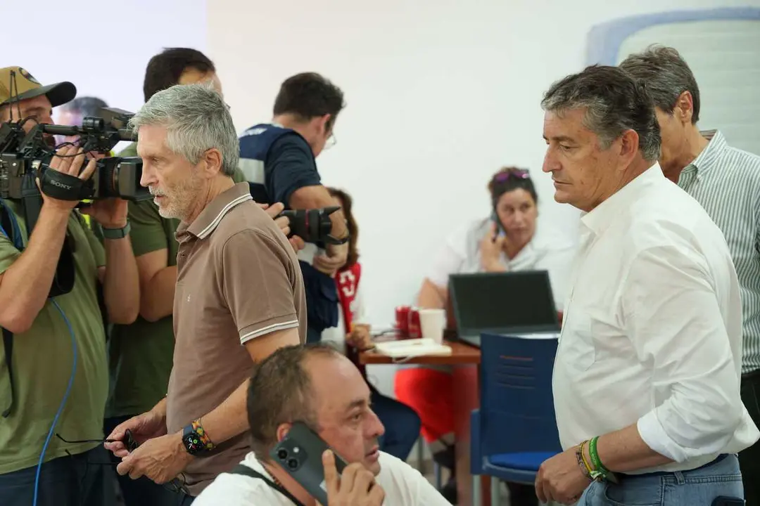El ministro del Interior, Fernando Grande-Marlaska (i), junto al consejero de Presidencia, Sanidad y Emergencias, Antonio Sanz (d), visita el Puesto de Mando Avanzado del incendio de Los Gallardos, a 10 de julio de 2026, en Los Gallardos, Almer&iacute;a, Andaluc