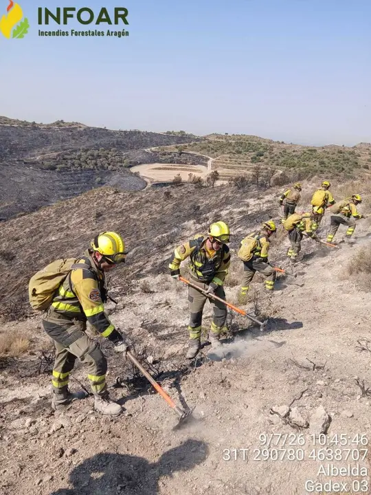 Labores de remate y perimetraci&oacute;n del personal de INFOAR el pasado jueves en el incendio de Castillonroy.