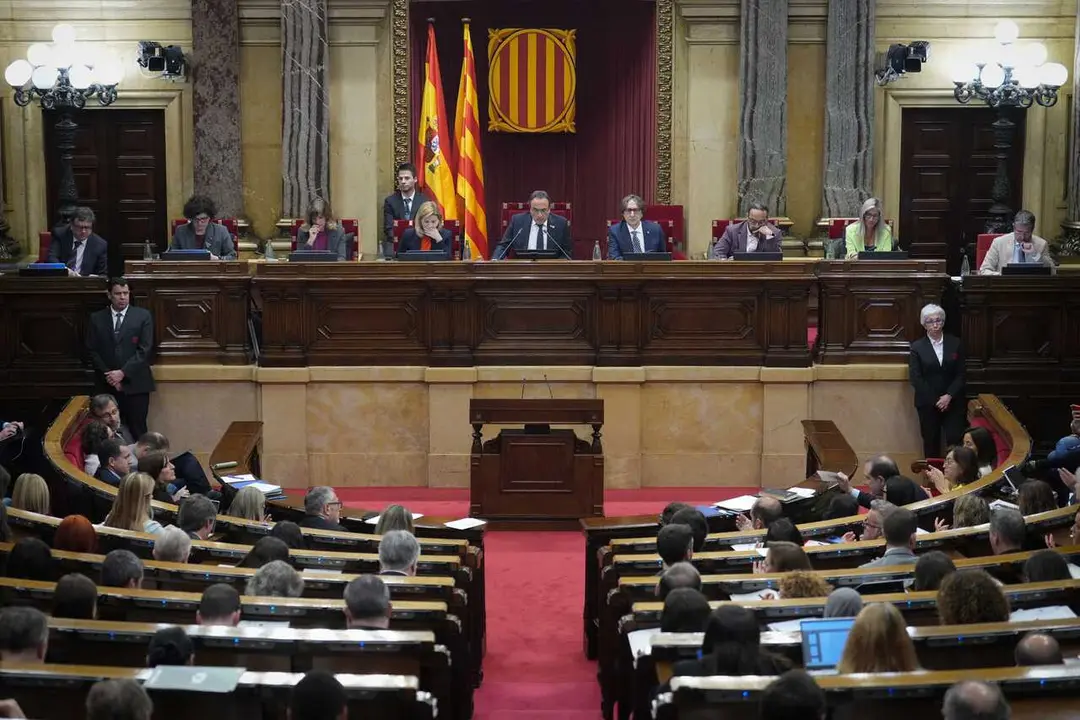 Archivo - El presidente del Parlament, Josep Rull (c), durante un pleno en el Parlament de Catalunya, a 15 de abril de 2026, en Barcelona, Catalunya (Espa&ntilde;a).