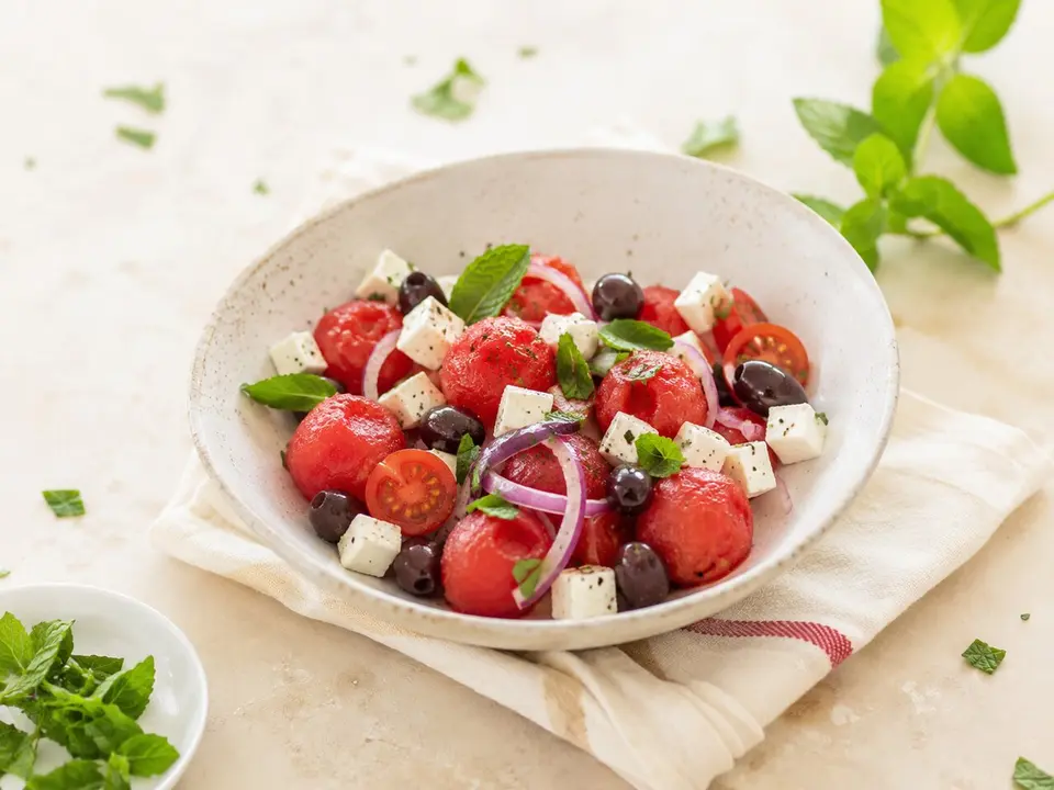 La sand&iacute;a y el queso feta se combinan en una ensalada refrescante, llena de sabor y lista en solo diez minutos.