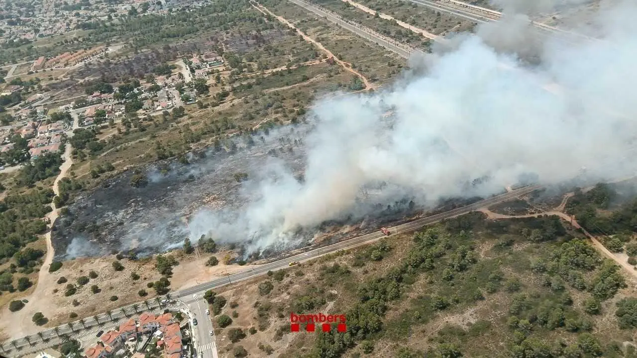Un incendio en Mont-roig del Camp (Tarragona) obliga a confinar una urbanizaci&oacute;n y a cortar el tren