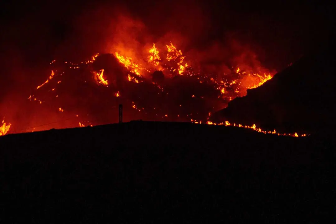 Im&aacute;genes nocturnas del incendio forestal de los Gallardos (Almer&iacute;a)