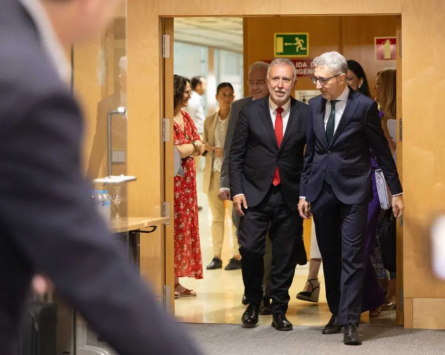 El ministro de Hacienda, Arcadi Espa&ntilde;a (d), y el ministro de Pol&iacute;tica Territorial y Memoria Democr&aacute;tica, &Aacute;ngel V&iacute;ctor Torres (i), durante una reuni&oacute;n del Consejo de Pol&iacute;tica Fiscal y Financiera (CPFF) en el Ministerio de Hacienda.