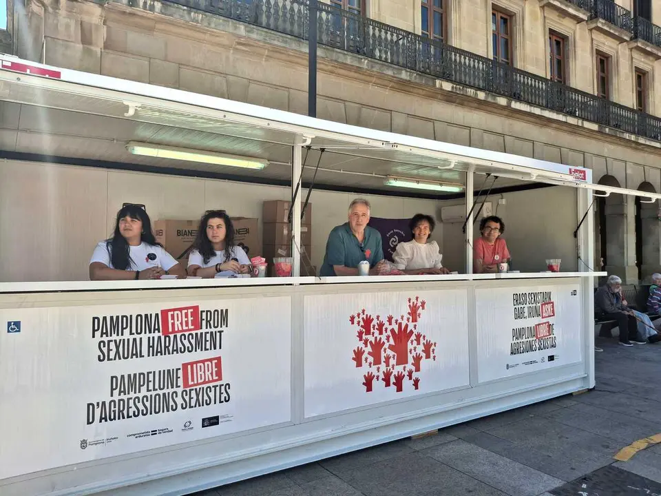 Foto de archivo de la apertura del puesto de informaci&oacute;n sobre agresiones sexistas para las fiestas de San Ferm&iacute;n 2026.