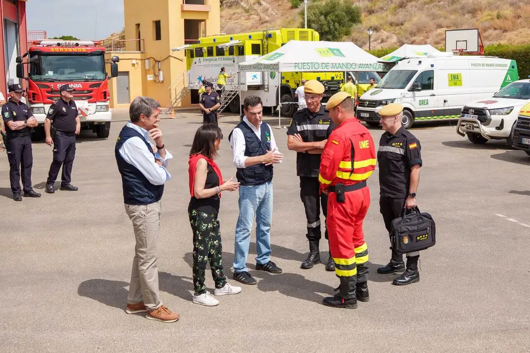 La ministra de Defensa, Margarita Robles (i), y el presidente de la Junta de Andaluc&iacute;a, Juanma Moreno (2i) en el PMA del incendio forestal de los Gallardos. A 12 de julio de 2026 en los Gallardos, Almer&iacute;a (Andaluc&iacute;a, Espa&ntilde;a). El presidente de la Junta de 