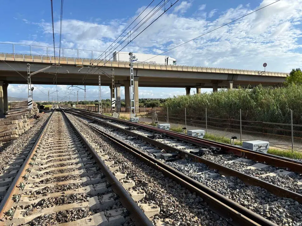 Archivo - V&iacute;as de tren.