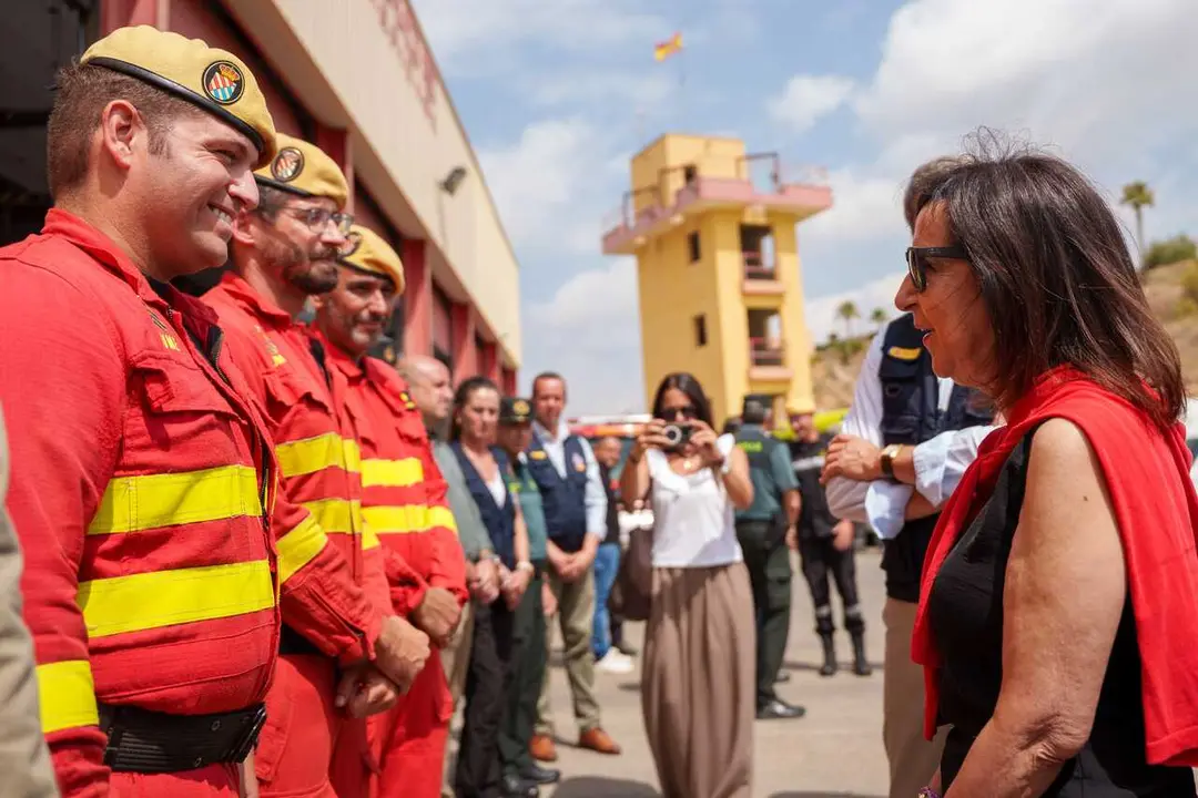 La ministra de Defensa, Margarita Robles saluda a personal de la UME  en el PMA del incendio forestal de los Gallardos. A 12 de julio de 2026 en los Gallardos, Almer&iacute;a (Andaluc&iacute;a, Espa&ntilde;a). El presidente de la Junta de Andaluc&iacute;a, Juanma Moreno y la ministr