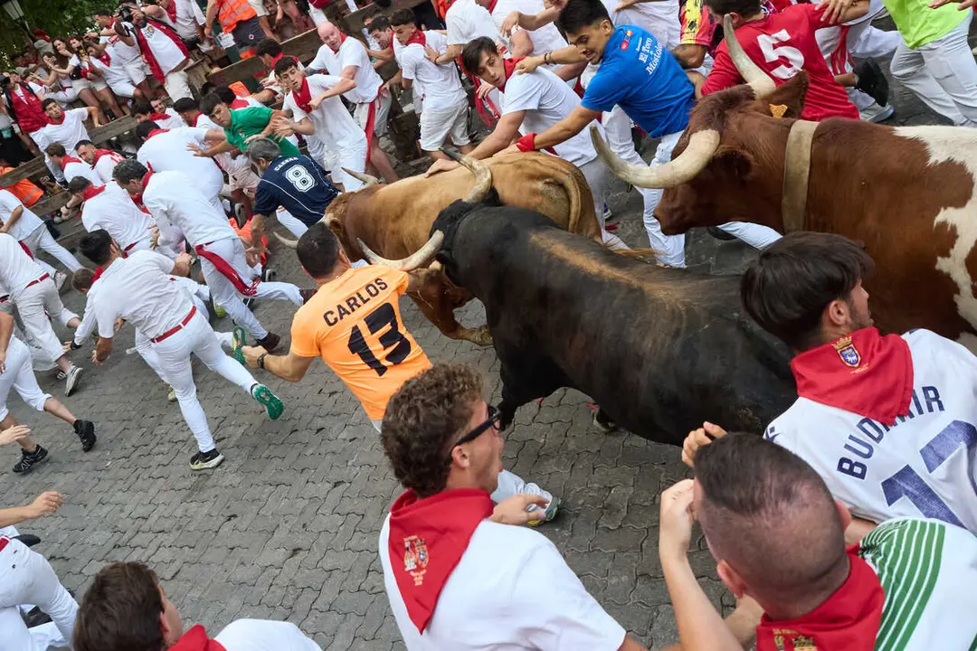 el sexto encierro de los Sanfermines de 2026, a 12 de julio de 2026, en Pamplona, Navarra (Espa&ntilde;a). Este a&ntilde;o, los toros de la ganader&iacute;a de La Palmosilla protagonizan el sexto encierro de las fiestas de San Ferm&iacute;n.