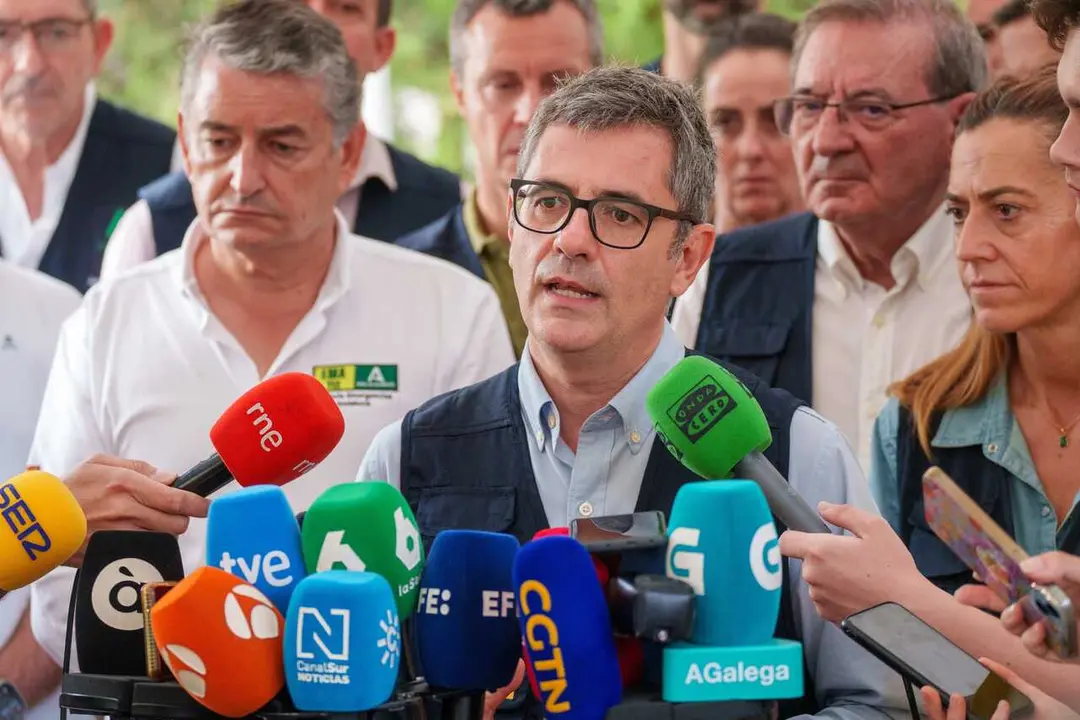 El ministro de Presidencia, Justicia y Relaciones con las Cortes, F&eacute;lix Bola&ntilde;os, atiende a los medios por segunda vez en Turre (Almer&iacute;a), por el incendio de Los Gallardos. (Foto de archivo).