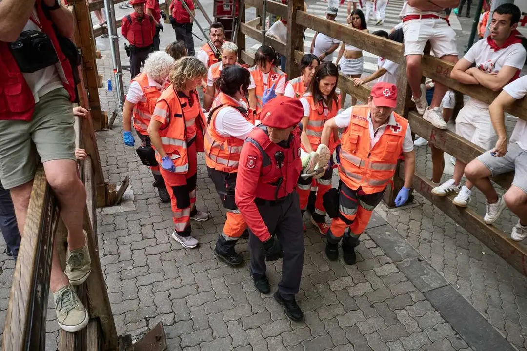 Uno de los heridos atendidos por voluntarios de Cruz Roja en el s&eacute;ptimo encierro de los Sanfermines de 2026