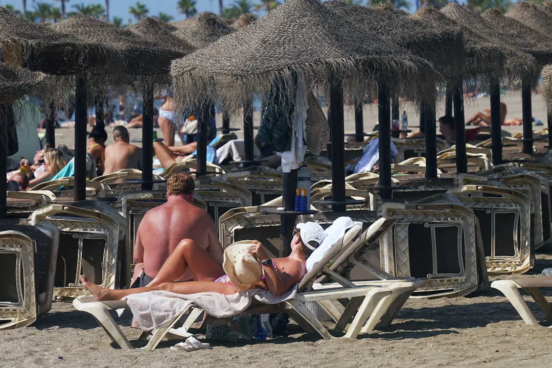 Archivo - Numerosos turistas y malague&ntilde;os disfrutan de la playa de La Malagueta. A 29 de julio de 2025, en M&aacute;laga (Andaluc&iacute;a, Espa&ntilde;a). 