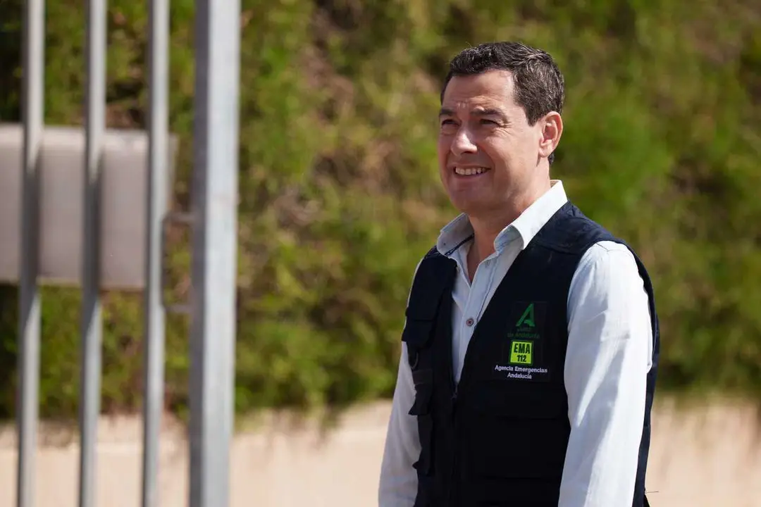 El presidente de la Junta de Andaluc&iacute;a, Juanma Moreno, durante una visita al Puesto de Mando Avanzado del incendio forestal de los Gallardos (Almer&iacute;a). A 13 de julio de 2026 en Turre, Almer&iacute;a (Andaluc&iacute;a, Espa&ntilde;a). Pedro S&aacute;nchez, ha visitado este lunes, 13 