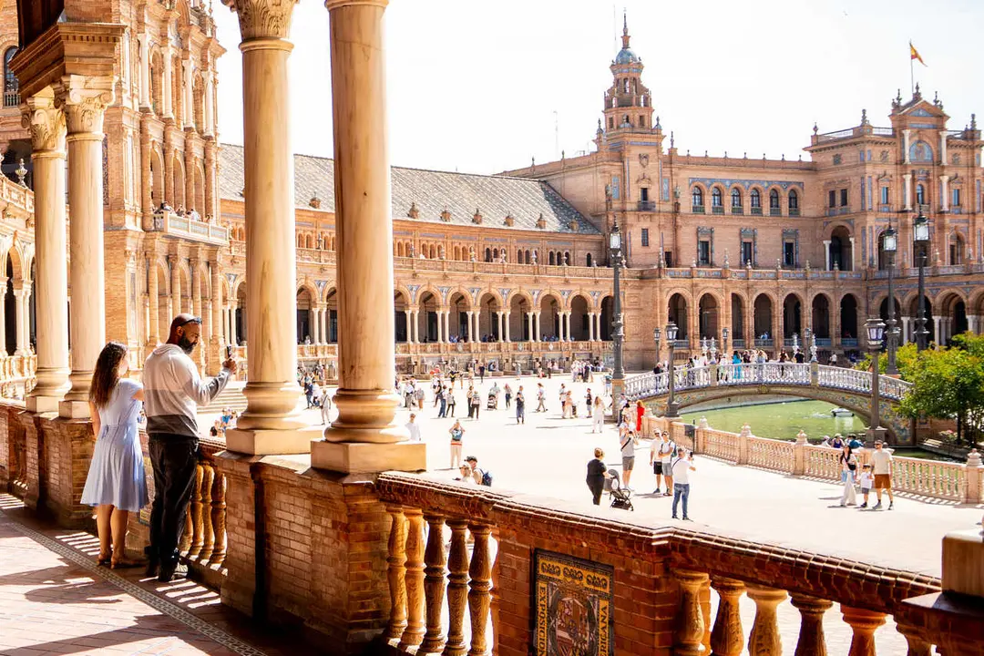 Archivo - Los turistas contemplan la Plaza de Espa&ntilde;a de Sevilla en una jornada primaveral. A 17 de abril de 2026 en Sevilla (Andaluc&iacute;a. Espa&ntilde;a).